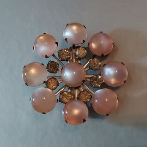 💖 Vintage Moonglow Lucite brooch